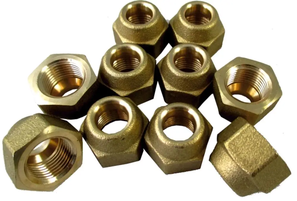 Bild von mehreren goldfarbenen Überwurfmuttern, die eine Innenschraubengewinde aufweisen. Produkte von Wolf, geeignet für verschiedene Anwendungsbereiche in der Technik.